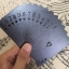 ไพ่พลาสติก สีดำ หลังรุ้งกระจาย + กล่องไม้(สีดำ)